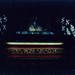 Photographie couleur d'une ceinture de perles de wampum, composée de onze rangs de perles de coquillage. Il y est écrit : Matrivirginiabnaquaeidd.