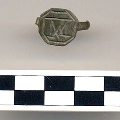 Photographie couleur d'une bague avec des gravures.