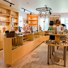 Photographie couleur d'une boutique d'art et d'artisanat.