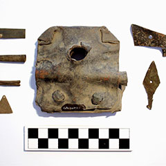 Photographie couleur de sept pièces faits d'alliage cuivreux de tailles et formes différentes.